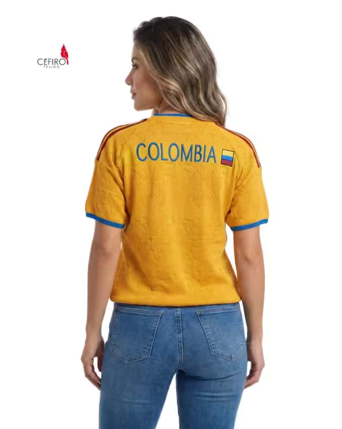 Polo Colombia atras Mujer