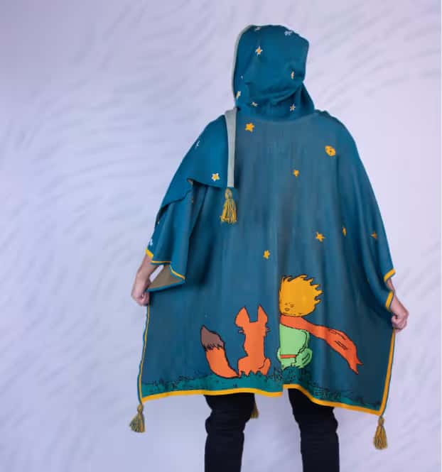 Parte posterior ruana Cefiro verde diseño principito tejido premium