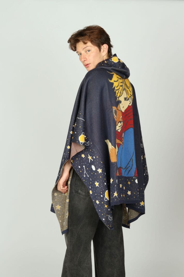 Ruana tejida con capota, broche de zorro y cenefa de estrellas — colección El Principito